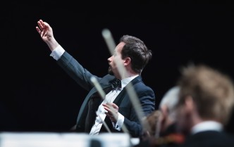 mężczyzna z uniesioną ręką