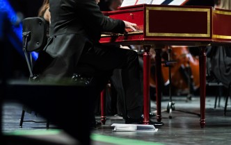 mężczyzna grający na klawesynie