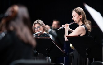 dwie kobiety grające na fletach poprzecznych