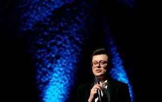 mężczyzna mówiący do mikrofonu