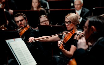 kobieta i mężczyzna grający na altówkach