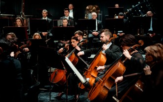 grupa osób grających na wiolonczelach