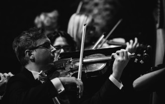 mężczyzna grający na skrzypcach