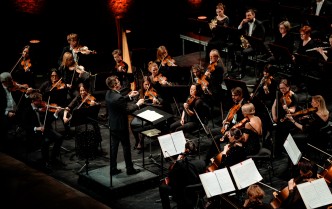 orkiestra na scenie, widok z góry