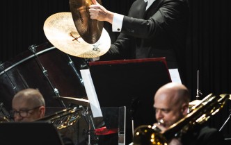 mężczyzna trzymający w rękach talerze