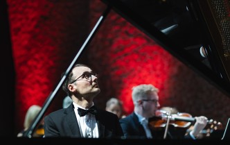 mężczyzna siedzący przy fortepianie