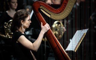 kobieta trzyma harfę