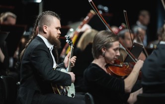 mężczyzna gra na banjo