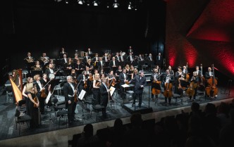 orkiestra i dyrygent na scenie