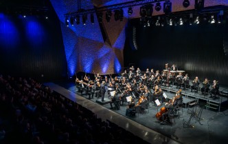 orkiestra na scenie