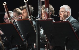 dwóch mężczyzn grających na fagotach i meczyzna grający na kontrafagocie