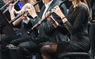 kobieta i mężczyzna grajacy na obojach, za nimi dwie kobiety grające na fletach poprzecznych