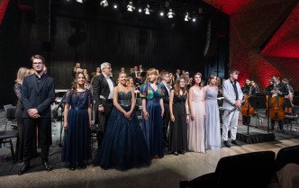 modzi ludzie stojący w rzędzie