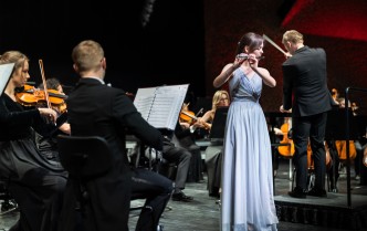 młoda kobieta gra na flecie poprzecznym