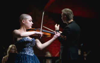 kobieta gra na skrzypcach