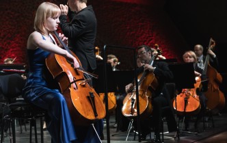 kobieta w granatowej sukni grana wiolonczeli