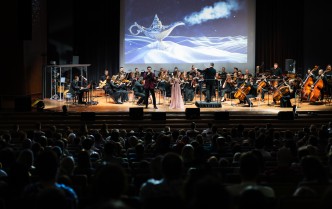 orkiestra na scenie