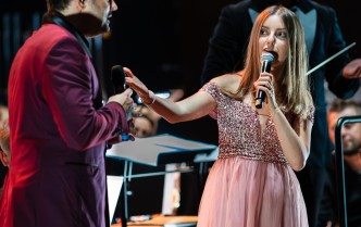 kobieta i meżczyzna śpiewają do mikrofonów