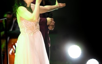 kobieta śpiewa do mikrofonu