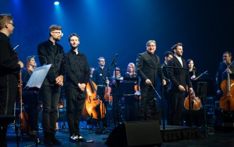 mężczyźni stojący na scenie