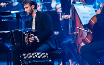 mężczyzna grający na bandoneonie