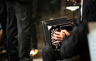mężczyzna grający na bandoneonie