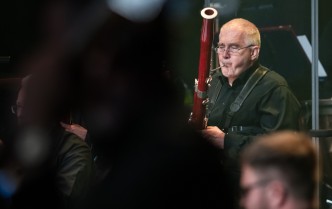 portret mężczyzny grającego na fagocie