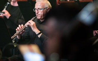 portret mążczyzny grającego na oboju