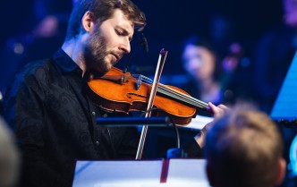 portret mężczyzny grającego na skrzypcach