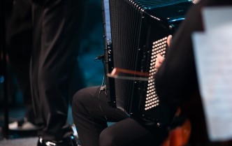 Mężczyzna grający na akordeonie