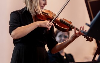 kobieta grająca na skrzypcach