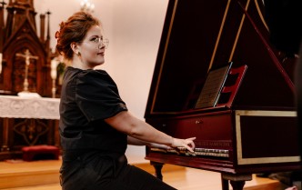 kobieta grająca na klawesynie