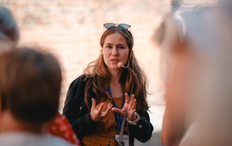 kobieta przewodnik, zbliżenie na nią, ukazana od pasa w górę