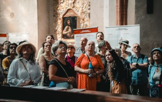 grupa osób stojących w kościele jako zwiedzający