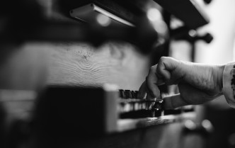 zbliżenie na dłonie grające na pojedynczej klawiaturze organów