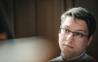 zbliżenie na twarz grającego mężczyzny - Dawida Wesołowskiego