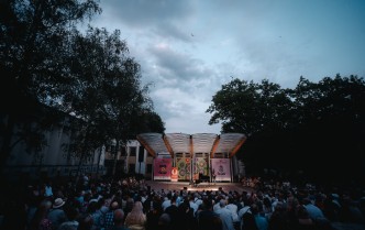 scena amfiteatru ukazana od frontu, w oddali scena, na pierwszym planie w dolnej części publiczność