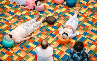 kobiety leżące na dywanie ukazane w całości