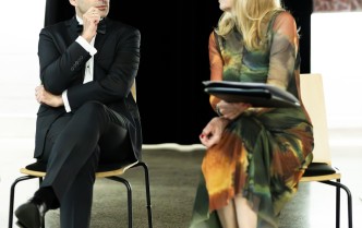 kobieta i mężczyzna siedzący na krzesłach