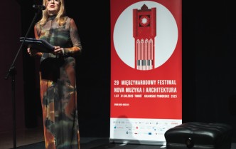 kobieta mówiąca do mikrofonu