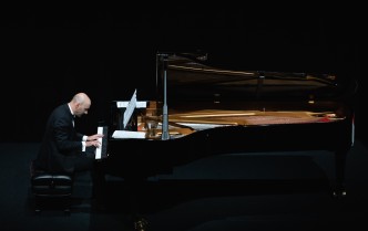 mężczyzna grający na fortepianie