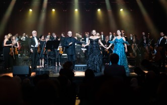 orkiestra, solistki i dyrygent na scenie