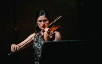 kobieta grająca na skrzypcach