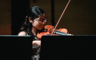 kobieta grająca na skrzypcach