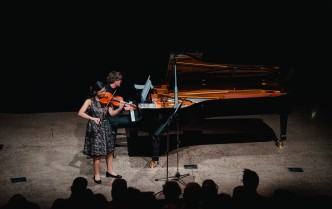 kobieta grająca na skrzypcach i mężczyzna grający na fortepianie