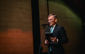 mężczyzna mówiący do mikrofonu