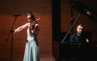 kobieta grająca na skrzypcach i mężczyzna grający na fortepianie