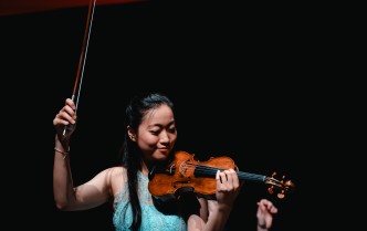 kobieta grająca na skrzypcach