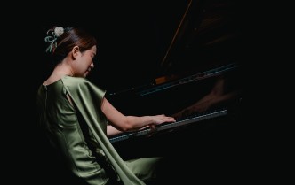 kobieta grająca na fortepianie