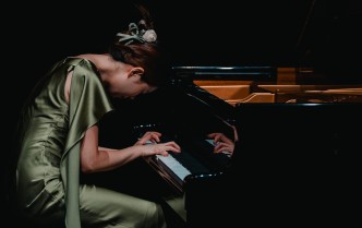 kobieta grająca na fortepianie